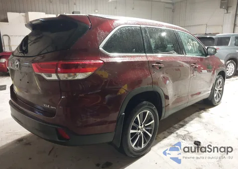 2019 Toyota Highlander Xle z USA, uszkodzony, nr VIN 5TDJZRFH5KS923179